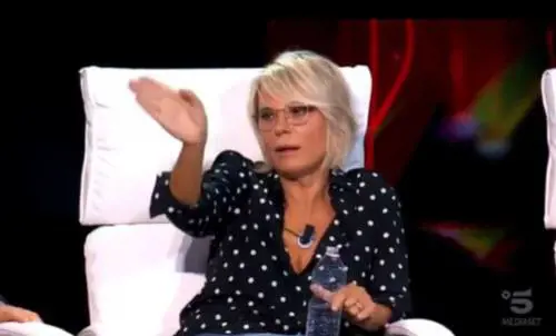 Tu si que vales, il concorrente: "Mi serve certificazione che tu sia vergine". La De Filippi s'infuria e lascia lo studio