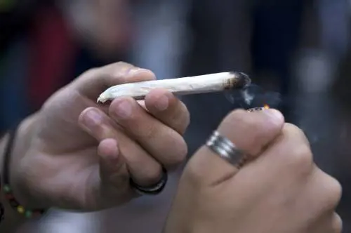 Roma, fermato con droga e soldi: assolto perché benestante