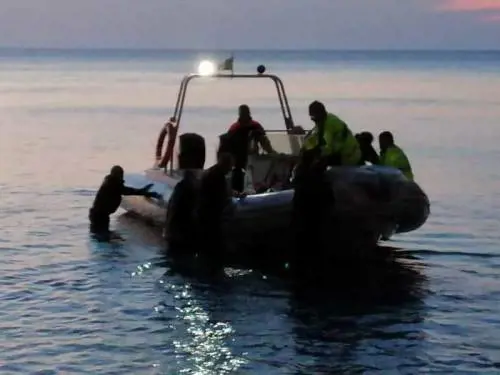 Giovane si lancia nel vuoto da un dirupo di 80 metri: vivo per miracolo