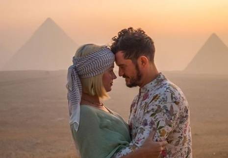 Katy Perry e Orlando Bloom complici ​in Egitto per i 35 anni della popstar 