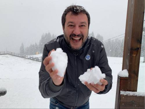 Salvini con le palle di neve: "Governo tasse, sbarchi e manette, stiamo arrivando"