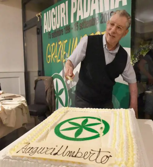 La Lega lombarda fa gli anni. Ma si dimentica di Bossi
