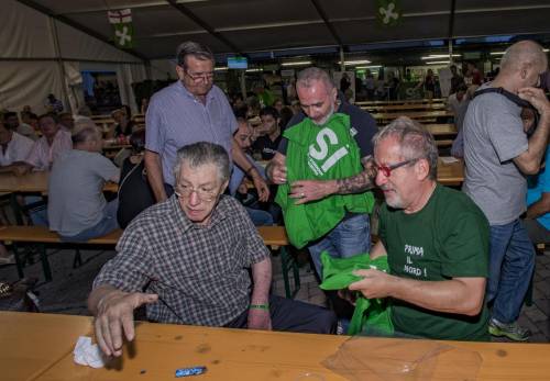 Slogan, complotti e canottiera: Bossi diventa un docufilm