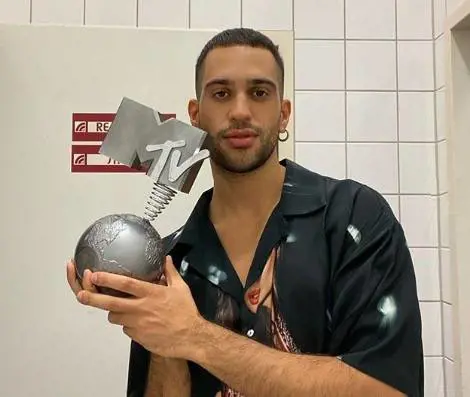 Mahmood: "Ignoro il gossip, in questo momento sono single"