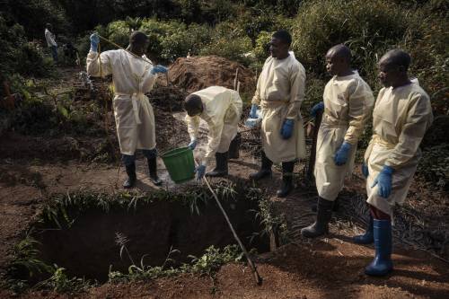 Tra i cadaveri che infettano: così ebola continua a uccidere