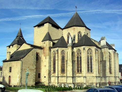 Francia, ladri usano auto come ariete per rubare nella cattedrale di Orolon, patrimonio Unesco