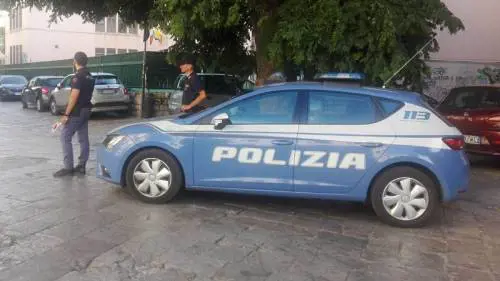 Fugge dal posto di blocco e investe poliziotto: arrestato per tentato omicidio