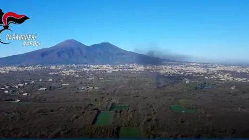 Napoli, ritorna la terra dei fuochi. Trovate migliaia di tonnellate di rifiuti sotto la terra