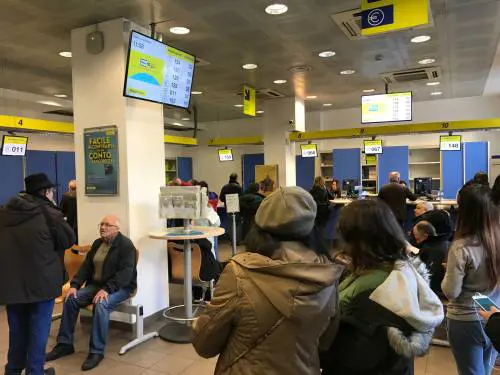 Sfondano il soffitto e svaligiano le poste: rubati 100mila euro