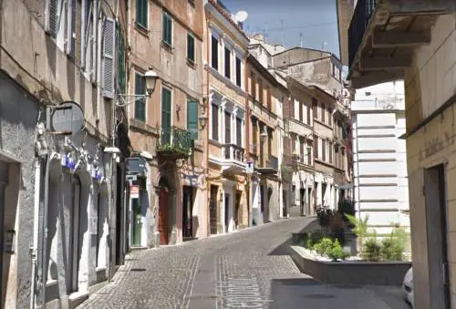 Calci ad auto e botte a passanti e agenti: preso senzatetto