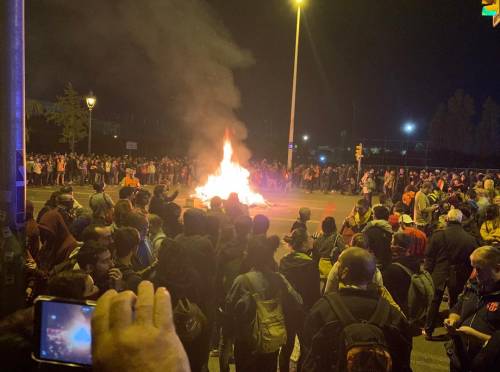 Separatisti catalani bruciano in strada le foto del re Felipe VI