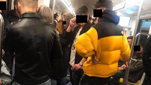 Bullismo, fumo e indifferenza: la notte da incubo sulla metro