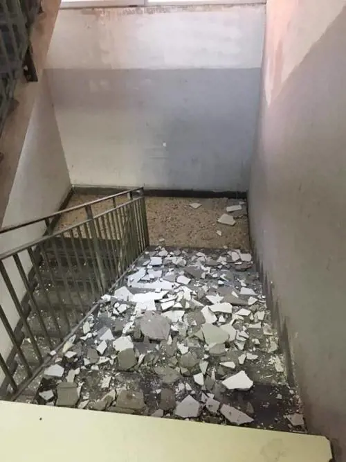 Salerno, crollano calcinacci dalla scala della scuola: è allarme sicurezza