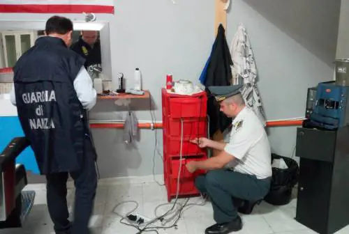 Lavorava senza alcuna autorizzazione nel suo magazzino, guai per un parrucchiere