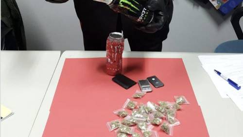 Lo stratagemma degli spacciatori: droga nelle lattine di Coca Cola