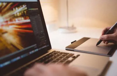 Thailandia, morto un 17enne dopo aver giocato per giorni davanti al computer 