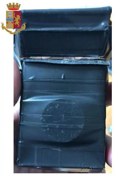 Taranto, nascondeva la droga sotto le auto in sosta con una calamita