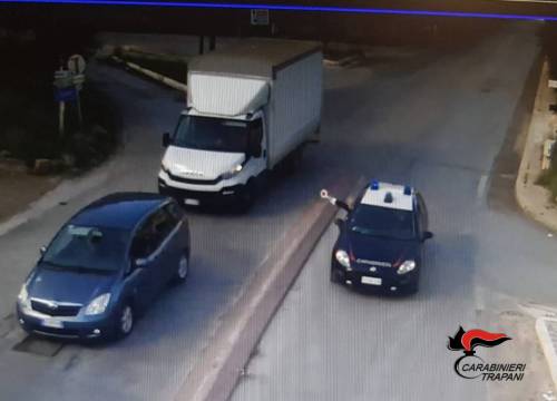 Ruba un furgone, poi si schianta contro l'auto dei carabinieri