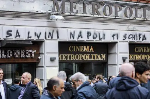 Scritte offensive contro la Lega per l’arrivo di Matteo Salvini in città
