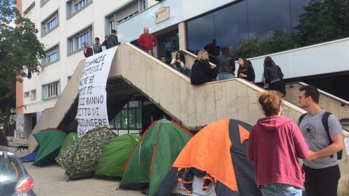 Gli studenti fuori sede non hanno un letto: tende all'università