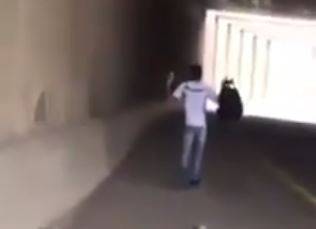 Israele, poliziotta spara un proiettile di gomma a un giovane palestinese disarmato "per divertimento"