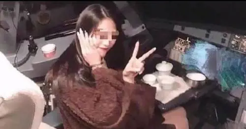 Fotografa la passeggera nella cabina dell'aereo: pilota sospeso a vita