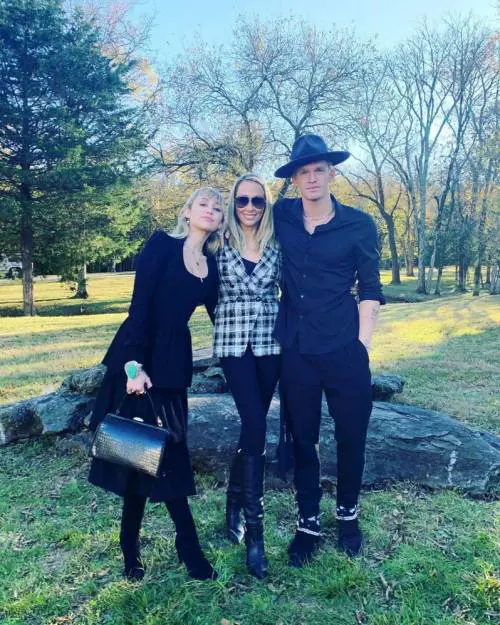 Miliey Cyrus con Cody Simpson al matrimonio del fratello Braison