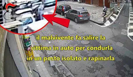 La bugia per farla salire in auto. Poi la raffica di botte all'anziana