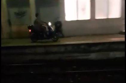 Napoli, sfreccia con lo scooter sulla banchina della Cumana