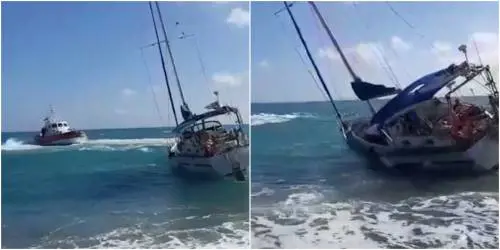 Reggio Calabria, due migranti si fingono turisti dopo l'approdo in barca a vela