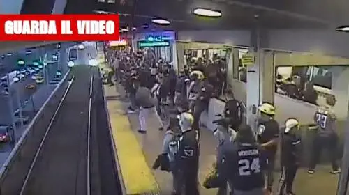 Cade sui binari mentre arriva il treno: salvato per miracolo