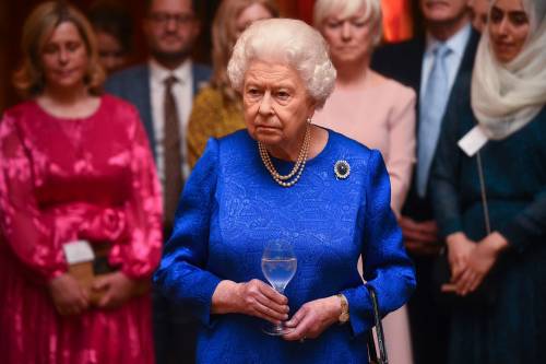 Elisabetta II dice addio alle pellicce