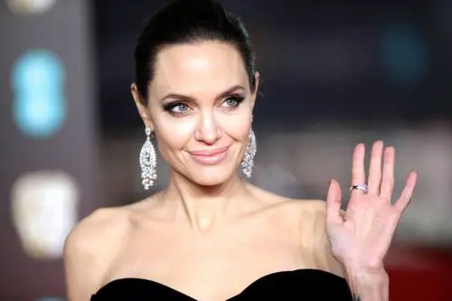 Angelina Jolie accusa Brad Pitt di averle rovinato la vita