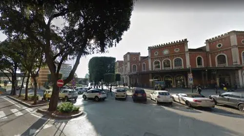 Il clandestino gambiano massacra un poliziotto: così gli spacca una mano