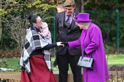 La Regina Elisabetta in viola per la Royal British Legion Industries