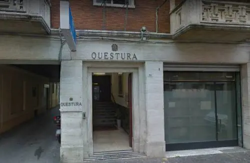 Rimini, pusher albanese attacca agenti per evitare controllo: fermato