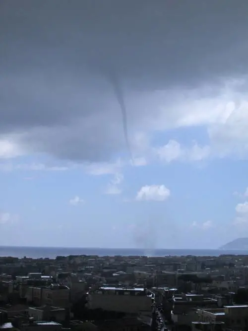 Paura nel golfo di Pozzuoli, una tromba d’aria terrorizza i residenti