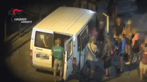 Migranti ai lavori forzati nei campi: "Una donna abortì per la fatica"