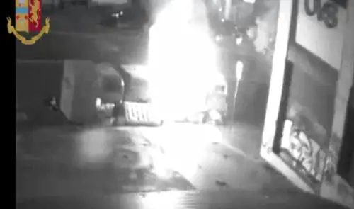 Napoli, preso il piromane dei cassonetti dei rifiuti