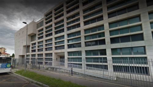 Rimini, 42enne ricoverato cade dal letto e muore: aperta inchiesta
