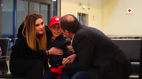 Il piccolo Alvin torna a casa: gioia e lacrime all'incontro con il padre