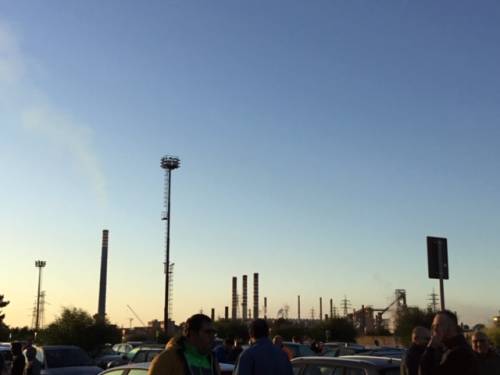 Taranto, gli operai di Arcelor Mittal e dell'indotto davanti ai cancelli