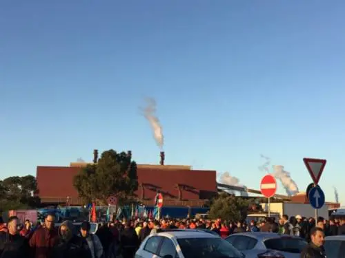 Sciopero dell'acciaieria Arcelor Mittal. Gli operai: "Ma lo Stato dov’è?"