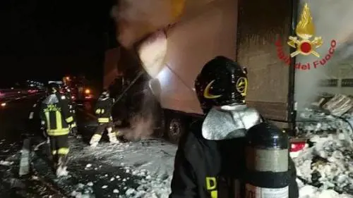 Tir prende fuoco sulla A1. Due pompieri rimasti feriti