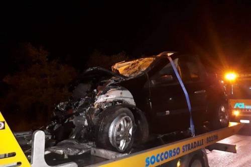 Impatto frontale tra due vetture ad Arzano: muore una ragazza di 17 anni 