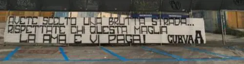 Napoli, i tifosi attaccano i calciatori: "Avete scelto la strada sbagliata"