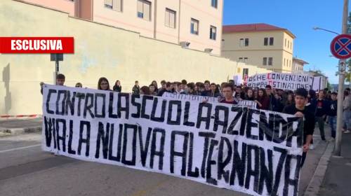 Studenti in piazza contro il governo: "Tornate a casa"