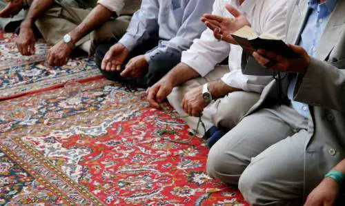 Monza, 13enne diserta moschea, padre lo picchia: allarme della scuola