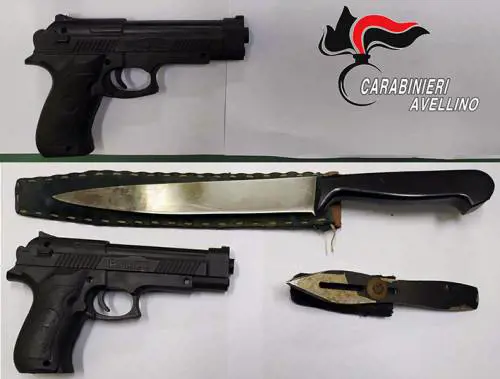 Avellino, gira per strada con due pistole, un coltello e un pugnale