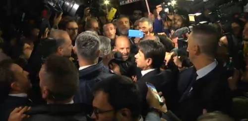 "Non ci rappresenti", "Che fai?". Conte contestato a Taranto
